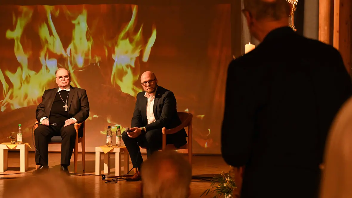 Bischof Bertram und Staatsminister Mehring stellten sich den Fragen der Gäste. (Fotos: Leander Stork / pba)