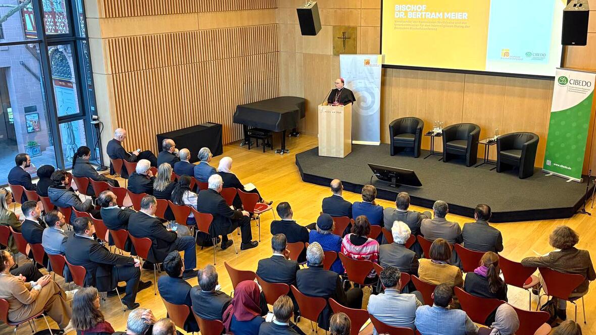 Beim Dialogempfang in Frankfurt positioniert sich Bischof Bertram in seinem Grußwort unmissverständlich gegen Antisemitismus sowie Islam- und Menschenfeindlichkeit. (Foto: DBK Marko Orlovic)