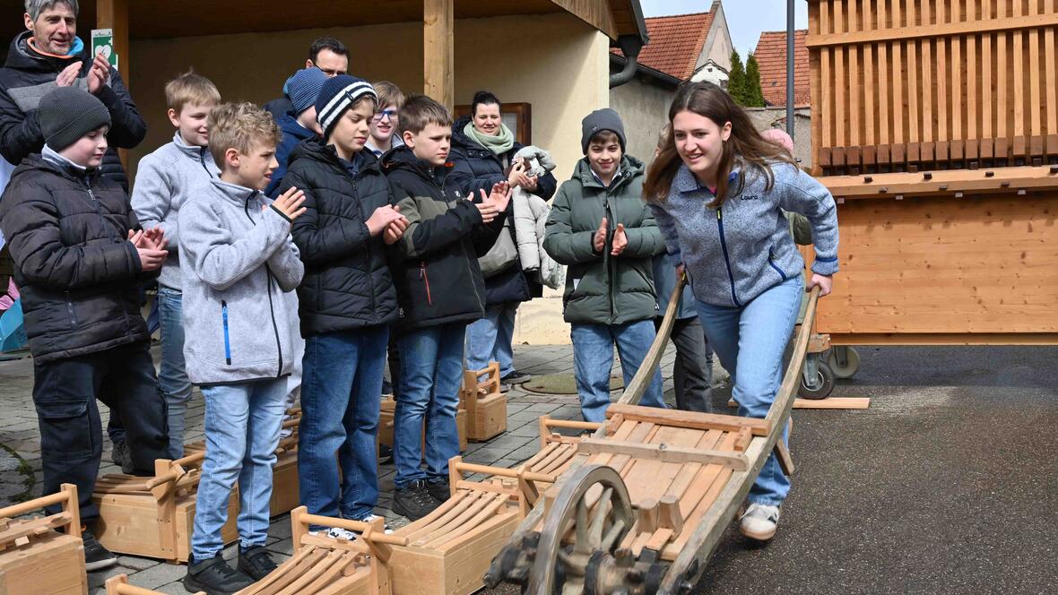Um Punkt zwölf Uhr ließen es die Kinder und Jugendlichen in Birkhausen an ihren Rätschen richtig krachen. (Fotos: Maria Rösch / pba) 
