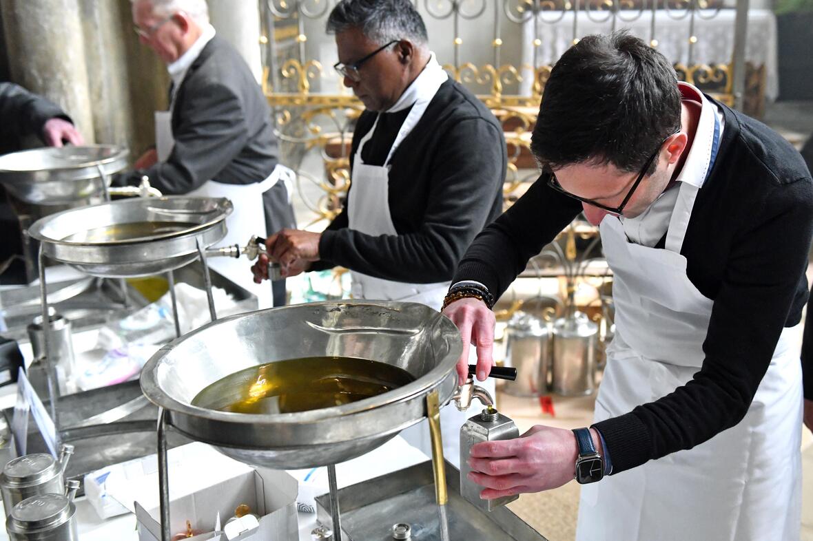 Bei der Chrisammesse werden die heiligen Öle für die Pfarreien im Bistum geweiht und von Boten in die Dekanate gebracht. (Fotos: Nicolas Schnall / pba)