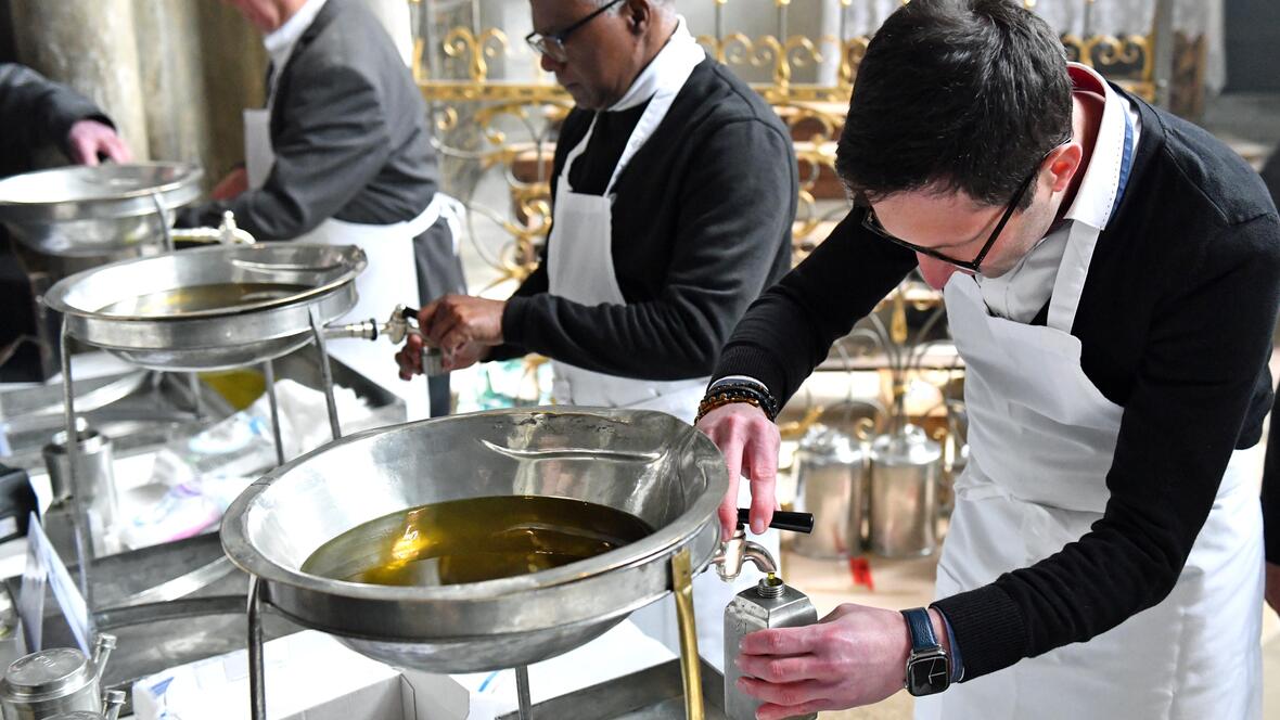 Bei der Chrisammesse werden die heiligen Öle für die Pfarreien im Bistum geweiht und von Boten in die Dekanate gebracht. (Fotos: Nicolas Schnall / pba)