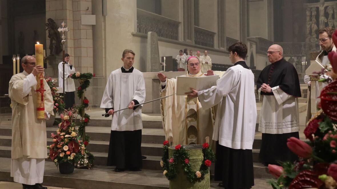 Die Wasserweihe darf in der Osternacht genausowenig fehlen...