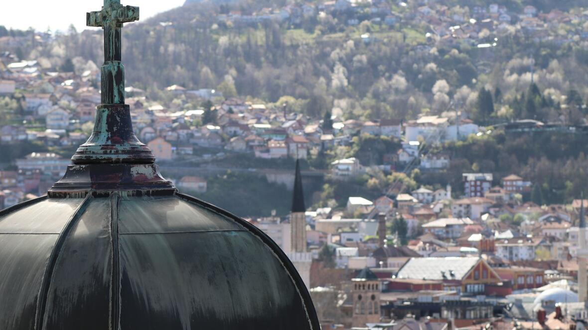 Kirche und Moschee miteinander: In Bosnien koexistieren verschiedene Religionen und Glaubensrichtungen seit jeher auf engstem Raum miteinander.