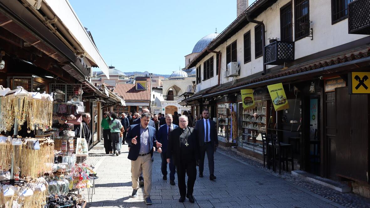 Zur Reiseplanung gehörte auch eine Besichtigung der Stadt Sarajevo selbst, wie hier auf einer Marktmeile.