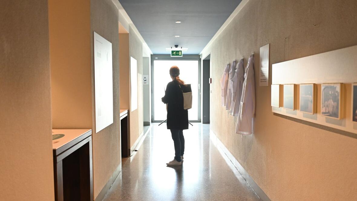 Der dritte Teil der aktuellen Ausstellungsreihe im Diözesanmuseum St. Afra widmet sich ganz der Farbe Weiß (Fotos: Julian Schmidt / pba)