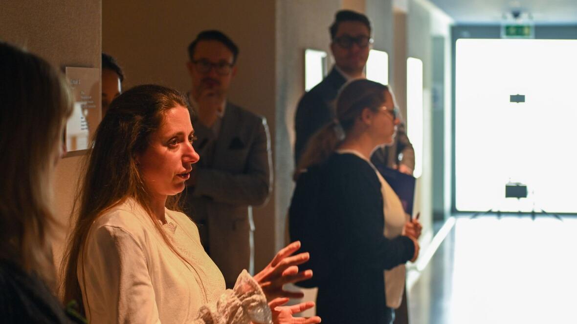 Die Kuratorin Dr. Veronika Jung erläutert das Konzept der Sonderausstellung.