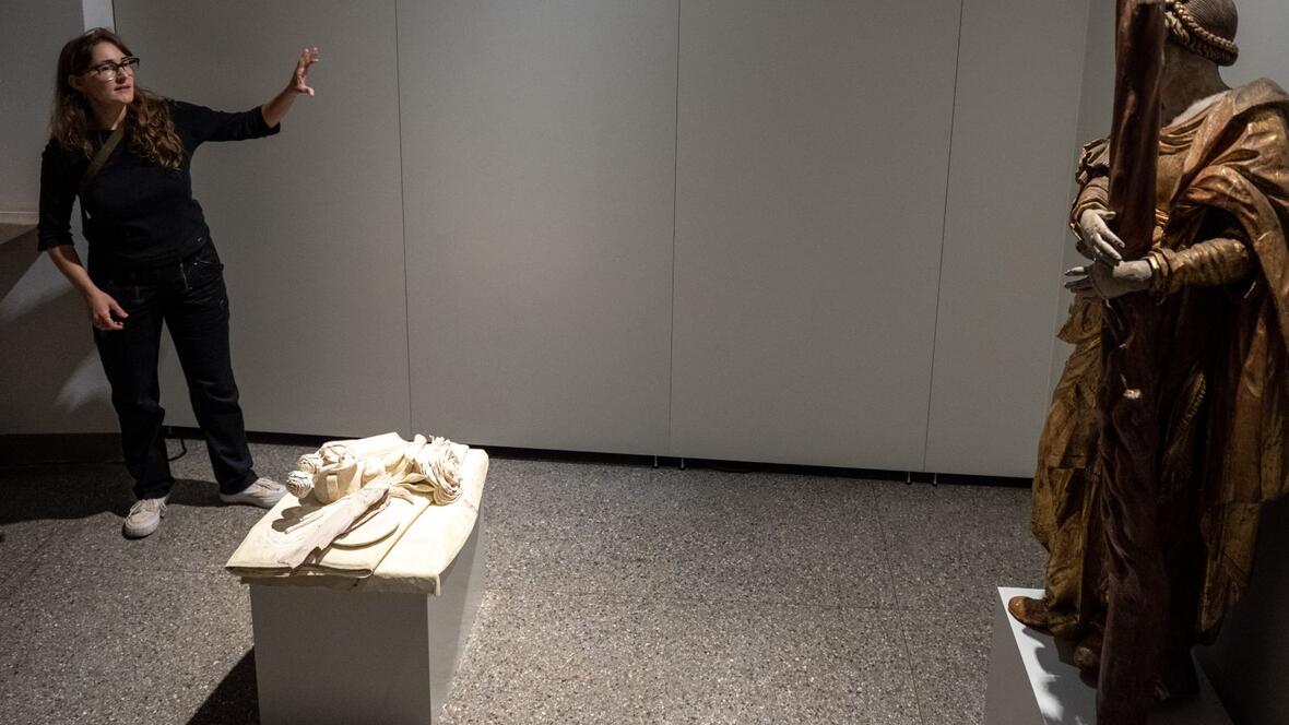 In der Ausstellung werden alte Exponate neuen Kunstwerken gegenübergestellt - wie hier die heilige Afra mit einem Holzstillleben.