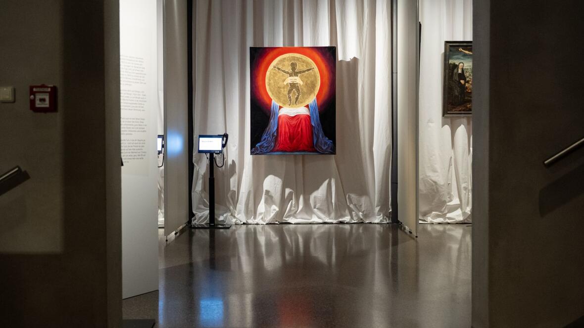 Auch der Kontrast zwischen reinem Weiß und bunter Kunst wird dabei aufgegriffen.