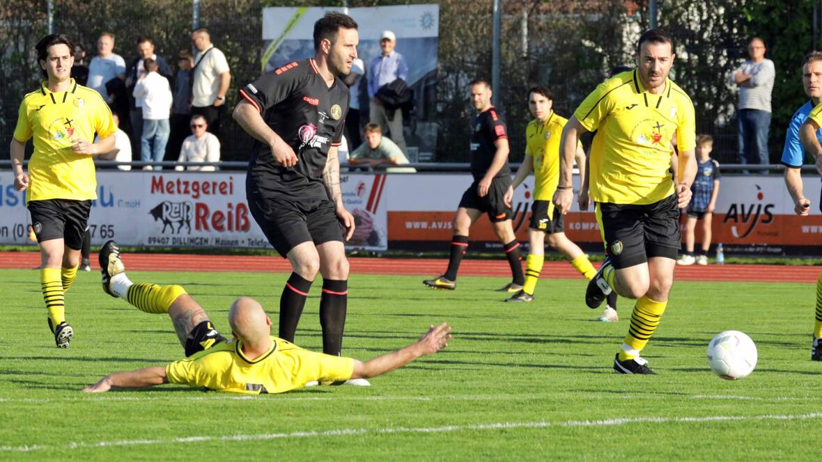 Im Kampf um den Ball waren beide Teams mit vollem Einsatz dabei. (Fotos: Annette Zoepf / pba)