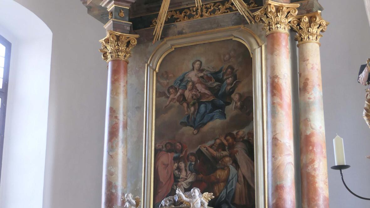 Im Innenraum wurden alle Kunstwerke restauriert und erstrahlt wieder in neuem Glanz. (Foto: Josef Hefner /  Pfarrei Halsbach)