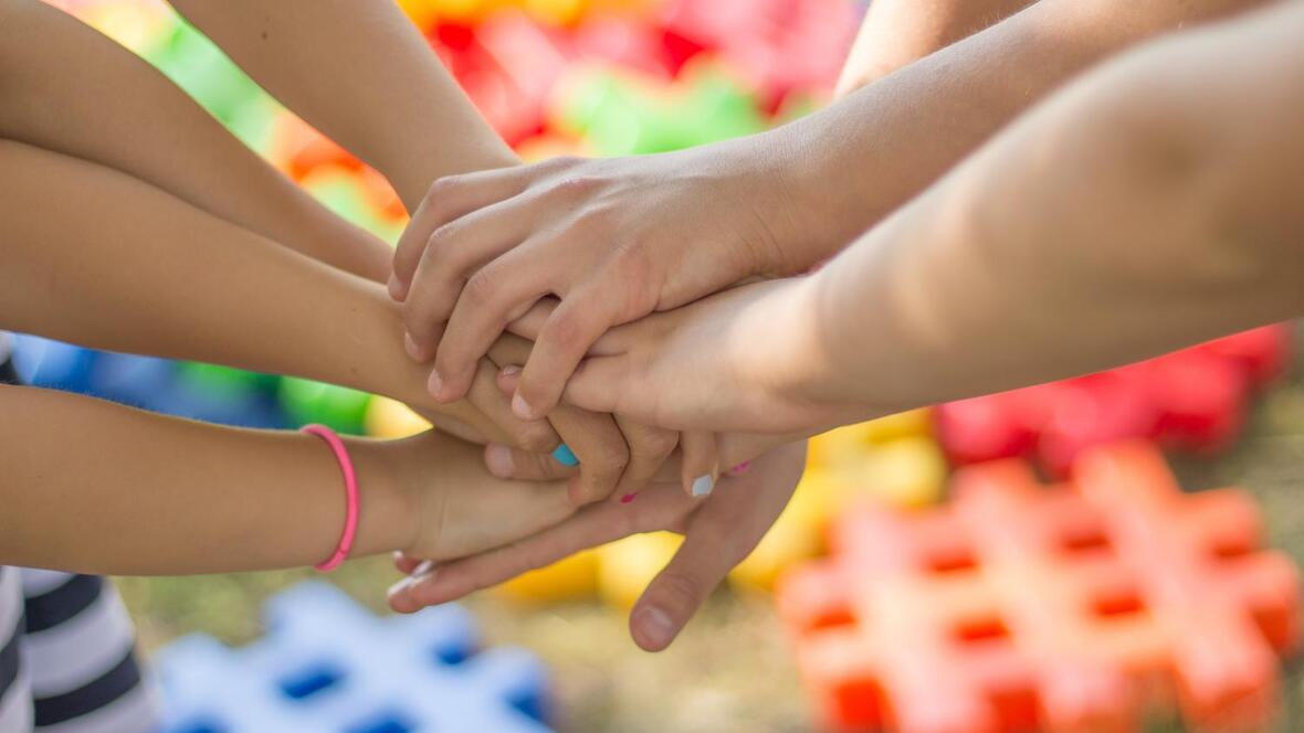Podiumsdiskussion "Was die Welt zusammenhält". (Motivbild: pixabay, in: pfarrbriefservice.de)