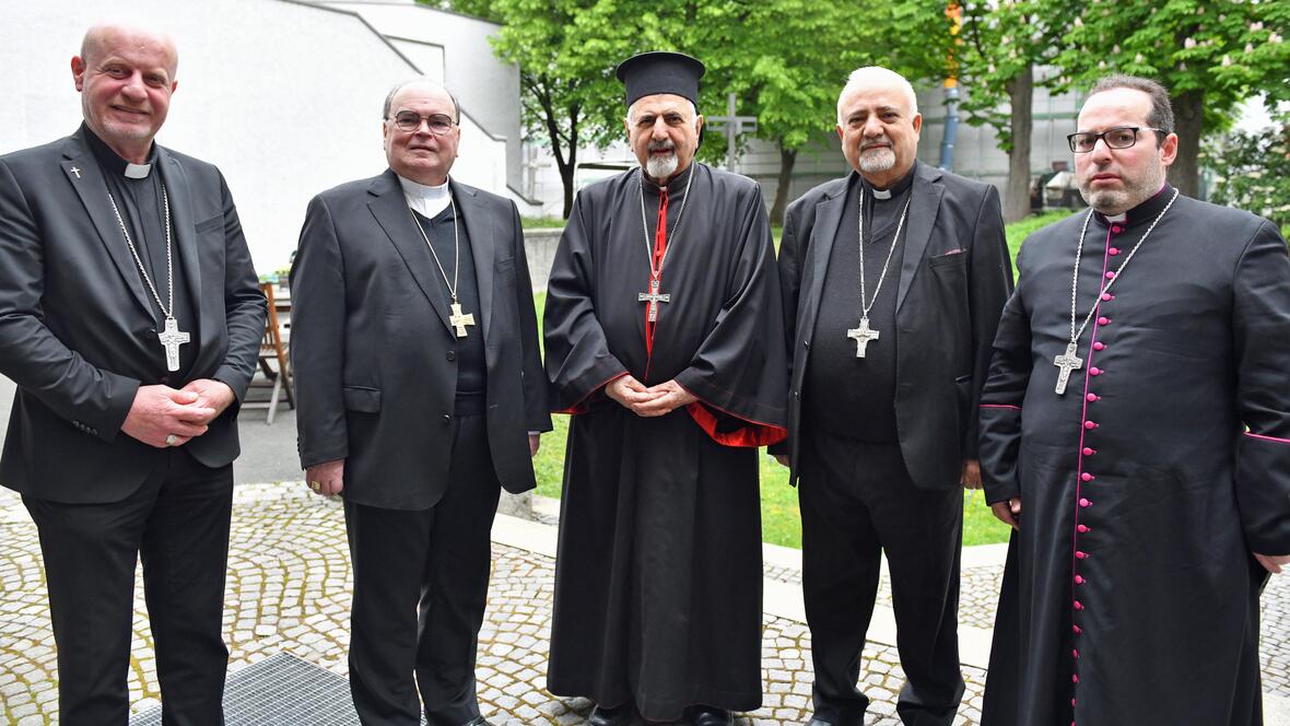 (v.l.) Der Pfarrer der syrisch-katholischen Gemeinde von Augsburg Ayad Yako, Bischof Dr. Bertram Meier, Patriarch Ignatius Youssef III. Younan, Erzbischof Ephrem Yousif Abba Mansoor (Bagdad) und Patriarchatssekretär Monsignore Habib Mrad.