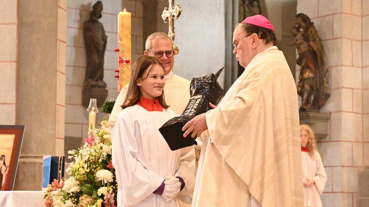 Der Eröffnungsgottesdienst griff das Motto der Pfingstaktion thematisch auf. So wurden bei einem Gabengang Gegenstände an den Altar gebracht, die den gesellschaftlichen Zusammenhalt symbolisch ausdrückten. (Fotos: Maria Rösch / pba)