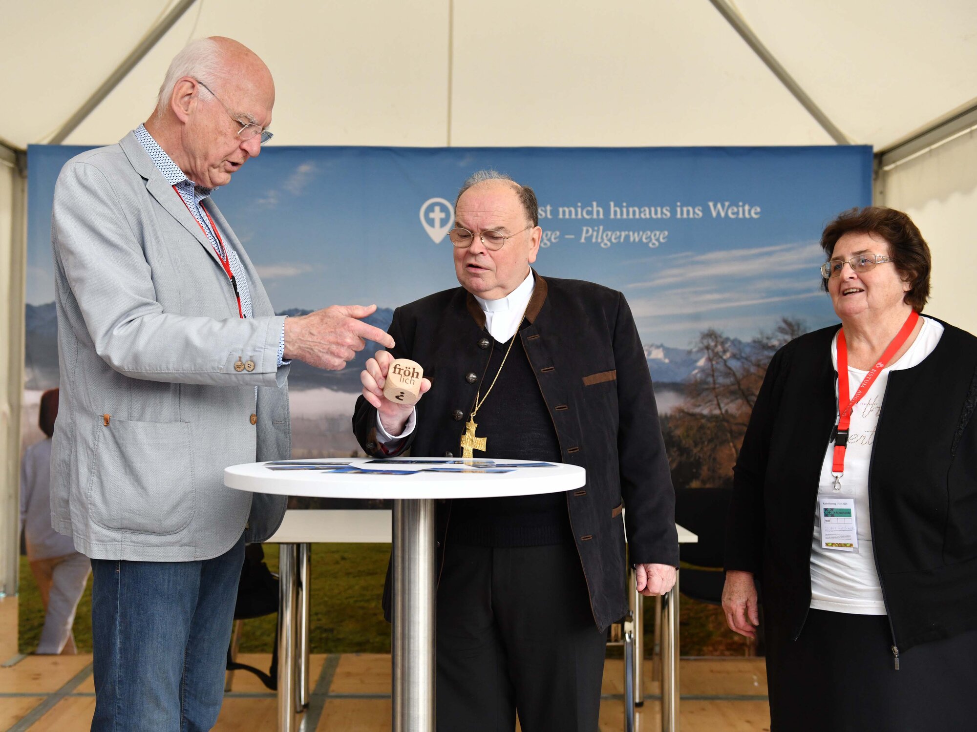 Bischof Bertram besucht 2024 den Bistumsstand am Katholikentag in Erfurt (Archivfoto: Maria Rösch / pba)
