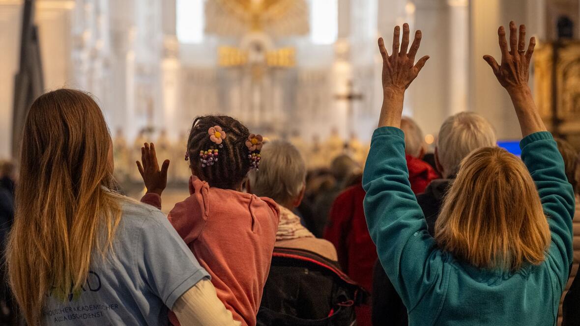 "Christliche Crew" für die Weltkirche: Festgottesdienst im Würzburger Kiliansdom (Fotos: Julian Schmidt / pba)