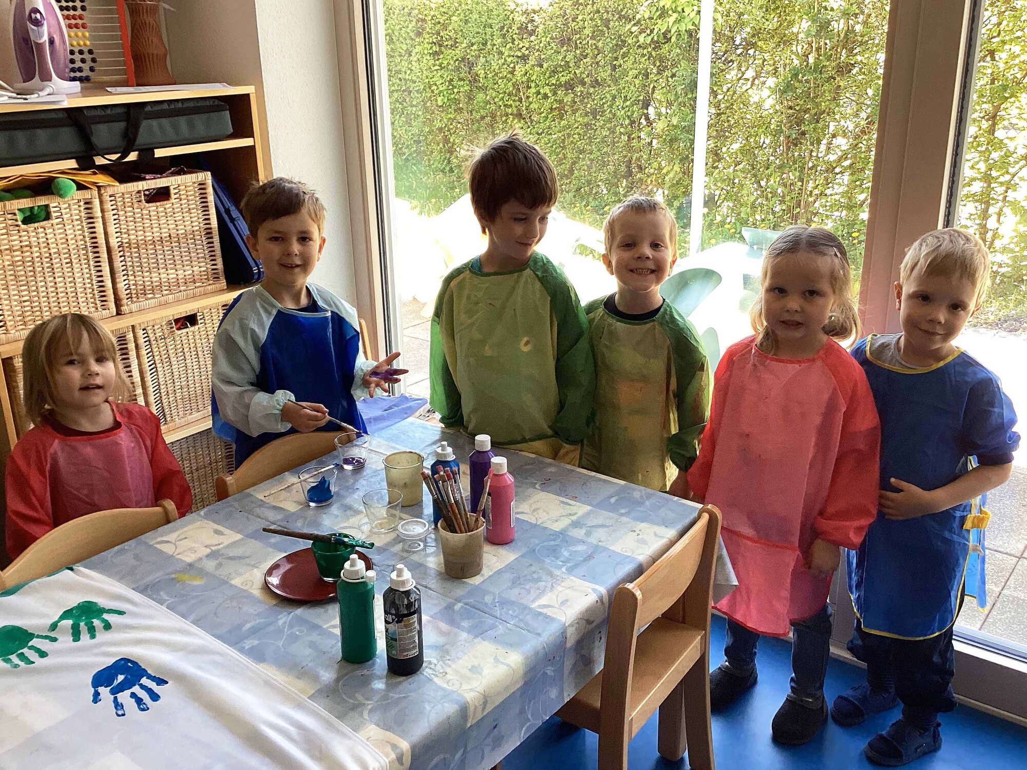 Die Kinder der Kindertagesstätten in Kaufbeuren haben sich Gedanken zum Thema Pfingsten gemacht und auf Fahnen gemalt. (Foto: PG Kaufbeuren) 