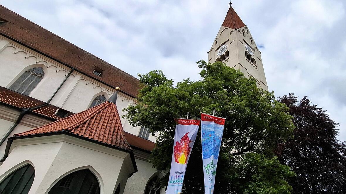 Am Sonntag wird die Renovabis-Pfingstaktion mit einem ZDF-Gottesdienst aus Kaufbeuren zu Ende gehen. Die Fahnen auf dem Kirchplatz weisen bereits auf das Pfingsfest hin. (Fotos: Bernhard Waltner / PG Kaufbeuren) 