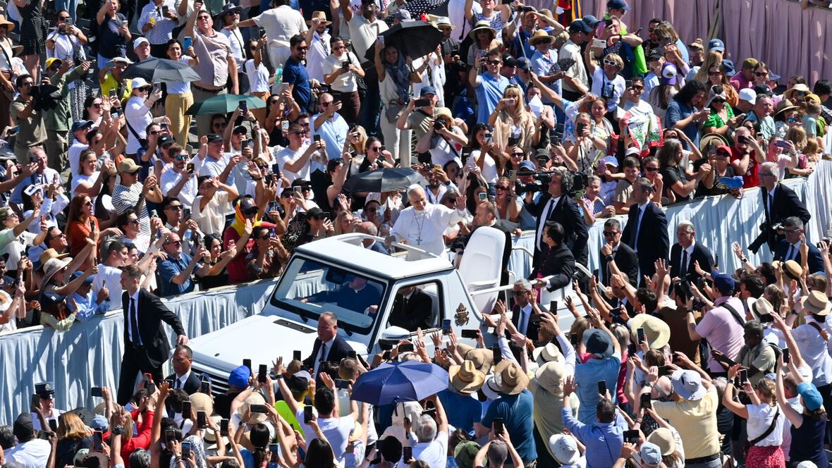 Jeden Mittwoch findet auf dem Petersplatz die Generalaudienz statt. (Fotos: Leander Stork / pba)