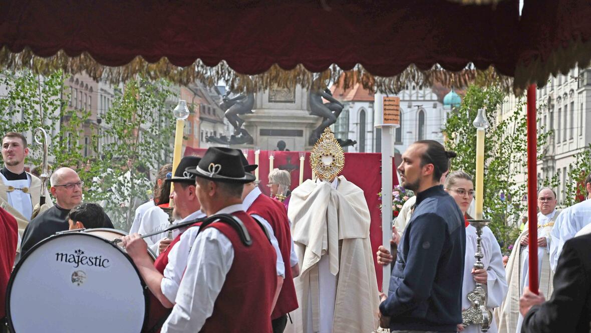Vom Dom aus zogen die Gläubigen am Fronleichnamstag in Prozession die Maximilianstraße entlang. (Fotos: Leander Stork / pba)