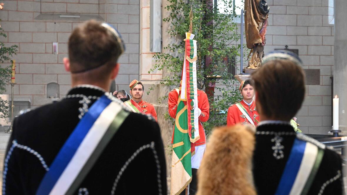 Verschiedene Fahnenabordnungen und Studentenverbindungen waren ebenfalls vor Ort.