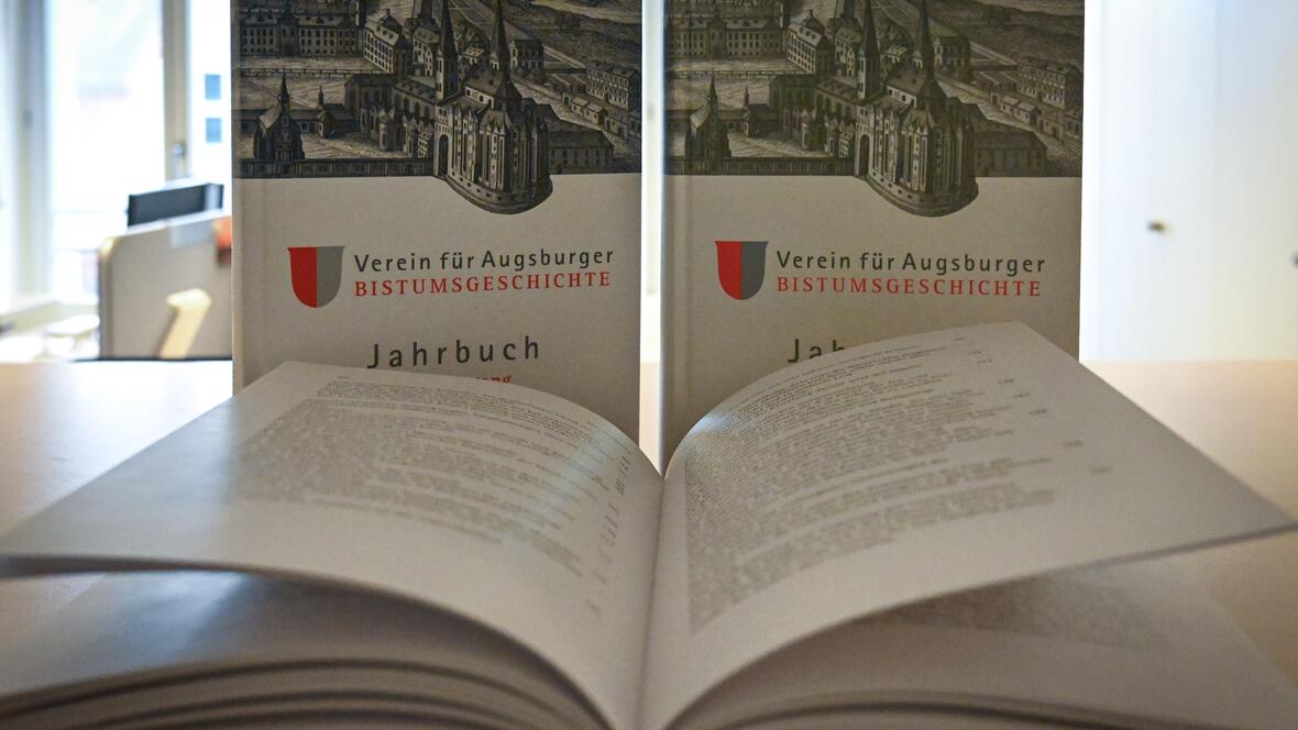 Das Jahrbuch versammelt bereits seit Jahrzehnten wissenschaftliche Texte und Arbeiten aus der Augsburger Bistumsgeschichte (Motivfoto: Leander Stork / pba)