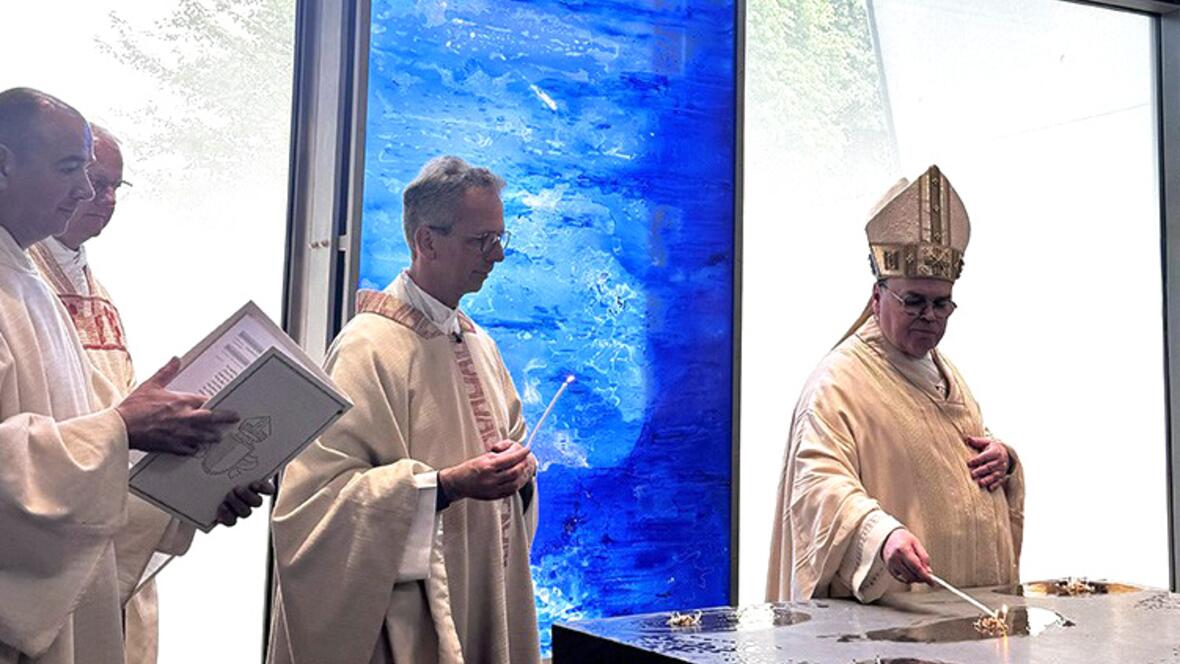 Bischof Bertram weihte die neue Hauskapelle der KJF Klinik Josefinum im Rahmen eines Festgottesdienstes, links daneben Domkapitular Armin Zürn, Aufsichtsratsvorsitzender der KJF Augsburg und rector ecclesiae der Kapelle. (Foto: KJF Augsburg / Lisa Stark)