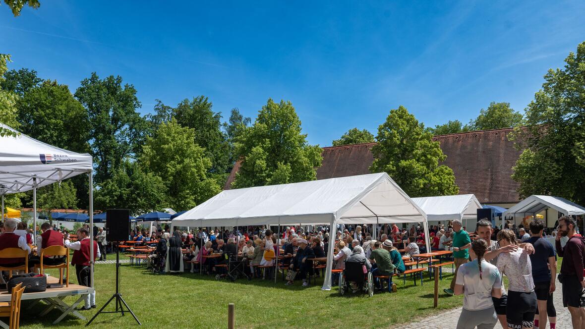 Im Anschluss an den Gottesdienst wurde zum Klosterfest geladen.
