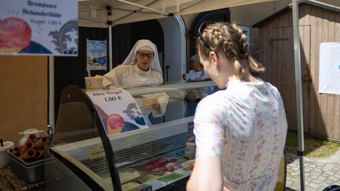 Neben dem Verkauf von Eis durch Wettenhausener Dominikanerinnen...