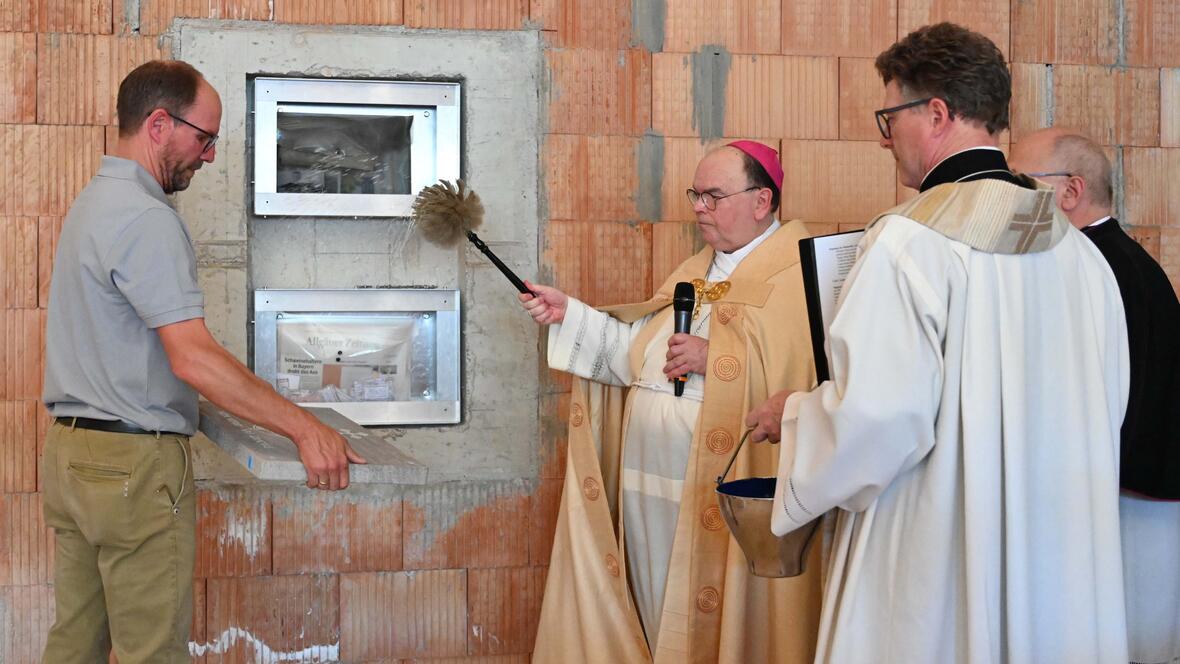 Im Rahmen einer liturgischen Feier hat Bischof Dr. Bertram Meier an diesem Freitag den Grundstein des neuen Begegnungszentrums gesegnet. (Fotos: Maria Rösch / pba)