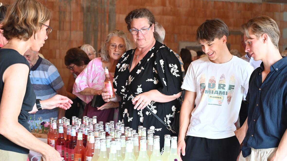 Bei erfrischenden Getränken blieb danach noch Zeit zur Begegnung und Besichtigung. (Foto: Maria Rösch / pba)