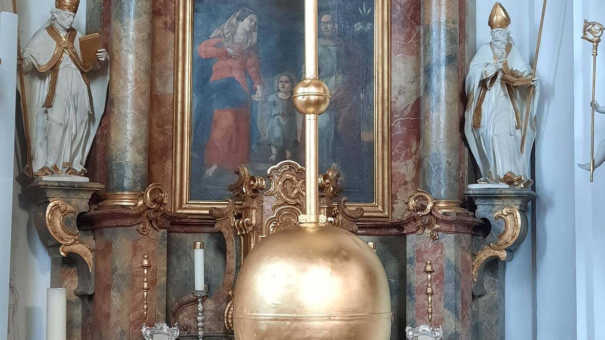 Das neu vergoldete Turmkreuz wurde gesegnet. (Foto: Pfarrer Simon Rapp)