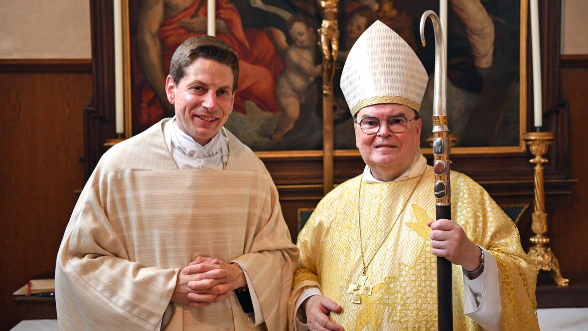 Im Anschluss an die Weihe zeigten sich Bischof Bertram und der Neu-Priester Markus Hegewald gut gelaunt. (Fotos: Nicolas Schnall / pba)