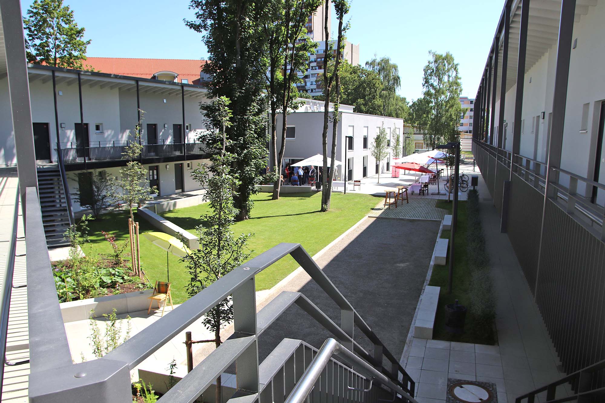 Bild 4 - Segnung des Georg-Beis-Hauses - Blick in die Wohnanlage (Foto Bernhard Gattner_Caritas Augsburg)