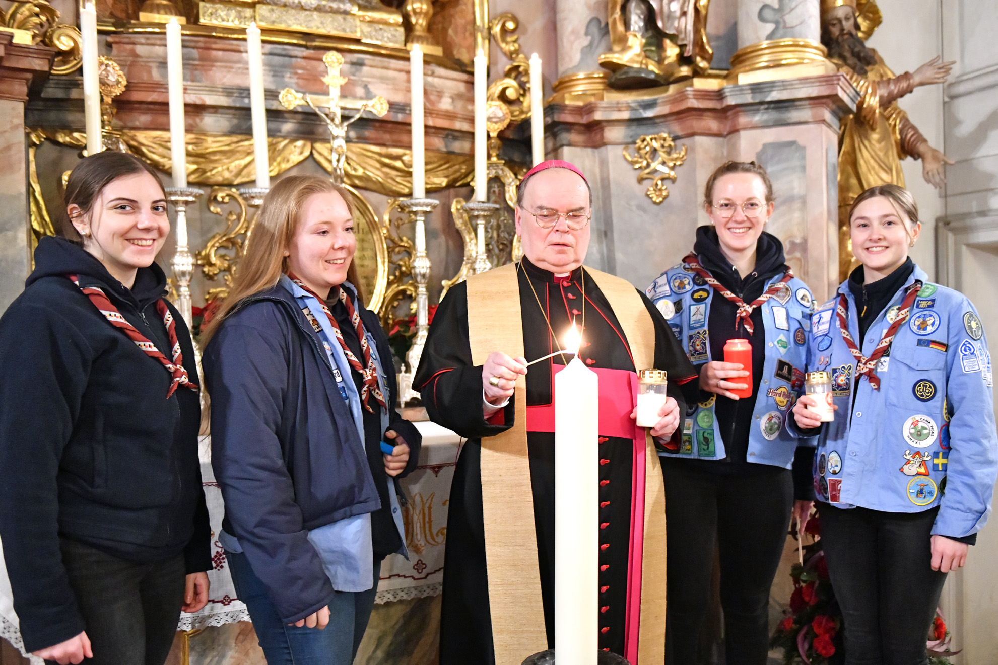 Bischof Bertram zündete mit dem Friedenslicht in der Marienkapelle eine Kerze an (Foto Nicolas Schnall pba)