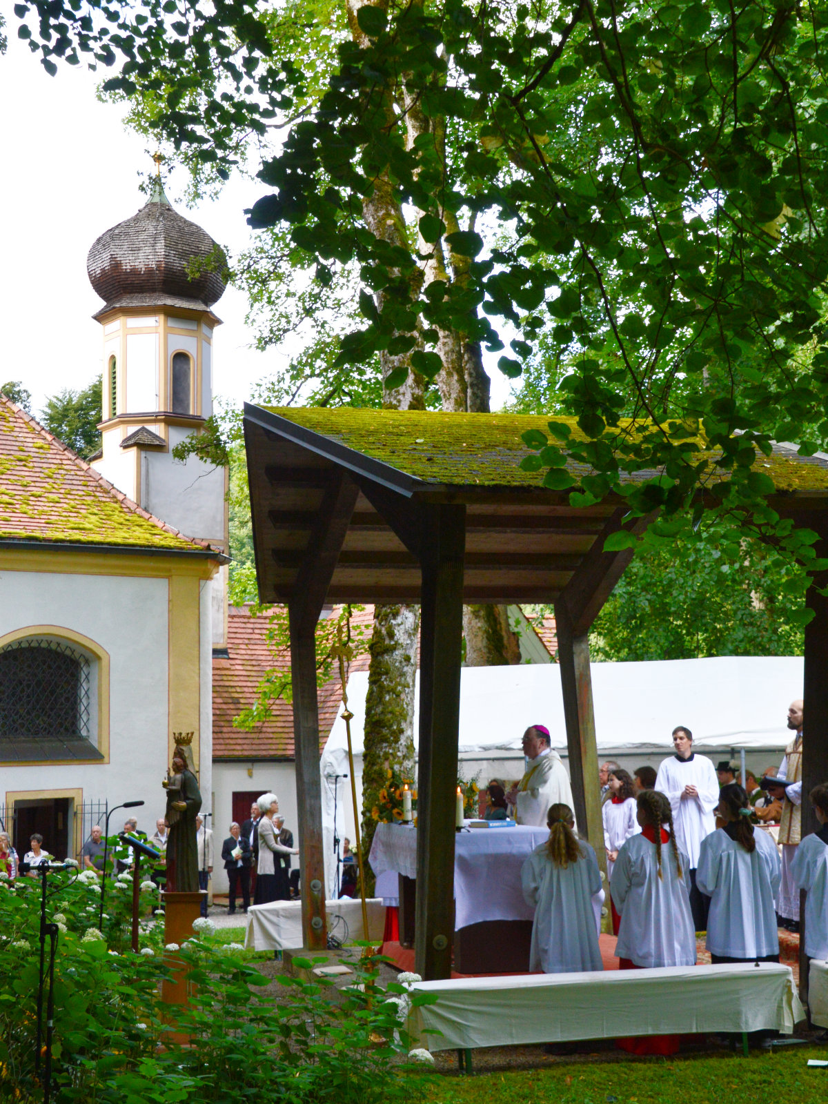 Der Festaltar mit der Wallfahrtskirche im Hintergrund. Vor dem Festaltar ist das Grünsinker Gnadenbild der Muttergottes zu sehen.
