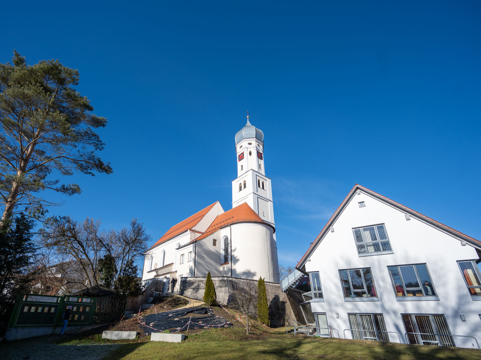 Die Kirche St. Adelgundis wurde in ihrer heutigen Form von Hans Georg Mozart geschaffen (Foto: Julian Schmidt / pba)