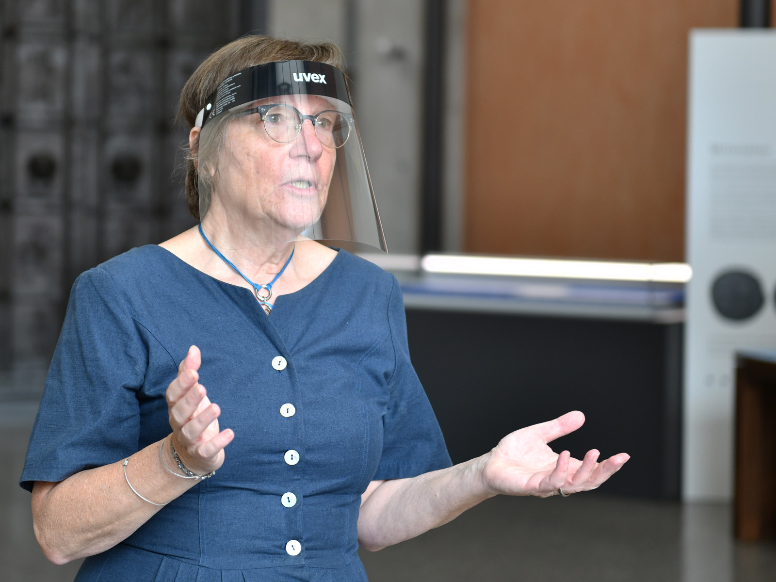 Renate Mäder vom Diözesanmuseum St. Afra kuratierte die Ausstellung (Foto Julian Schmidt_pba)