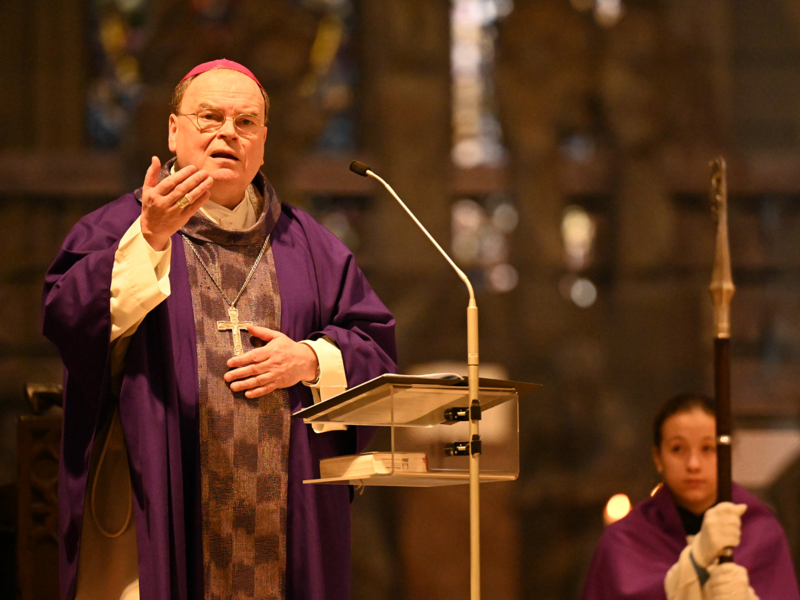Bischof Bertram betonte in seiner Predigt die christliche Pflicht zum "Einmischen" gegenüber Gewalt und Diskriminierung.