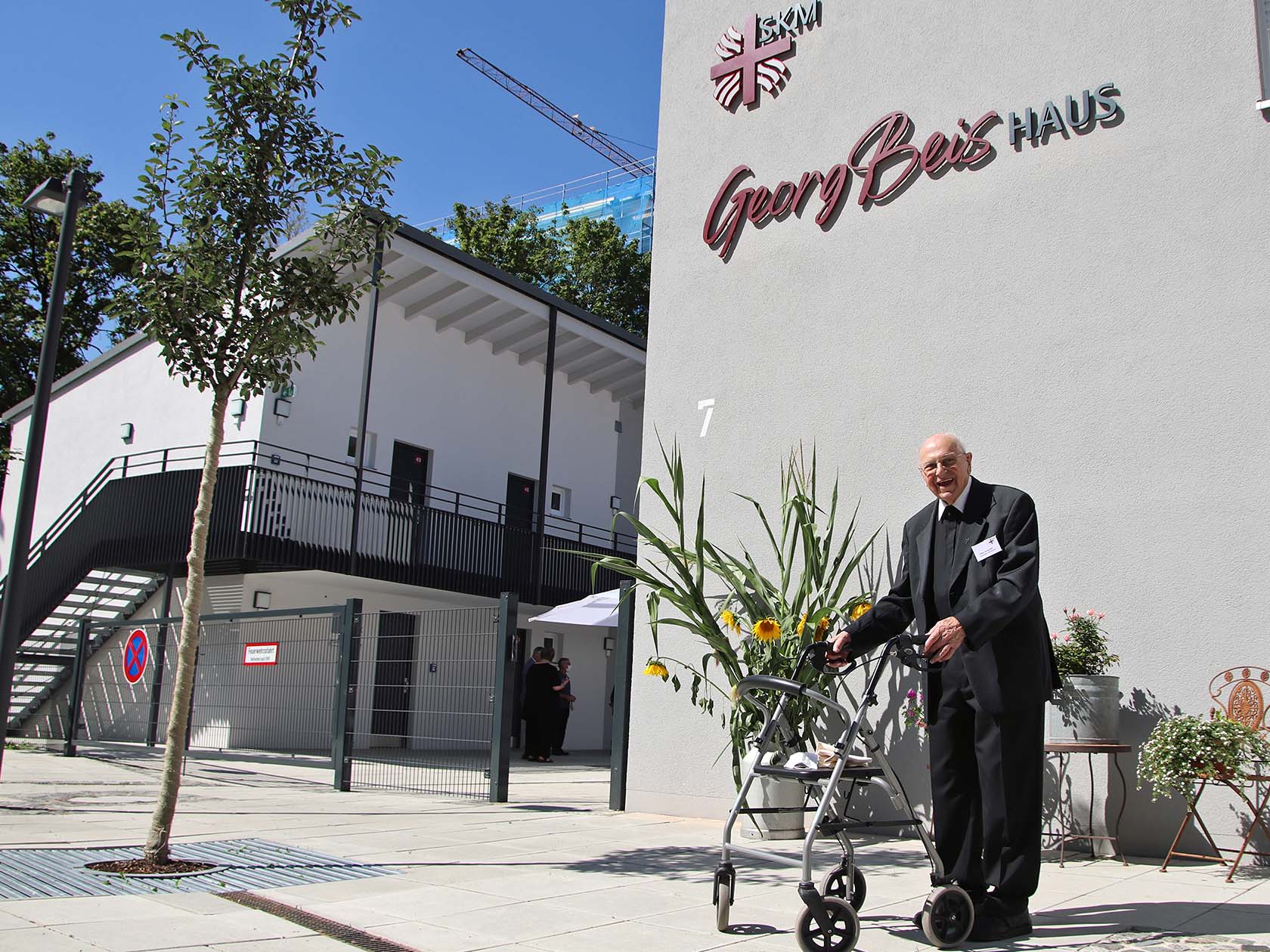 Segnung des Georg-Beis-Hauses mit dem Namensgeber vor der neuen Anlage (Foto Bernhard Gattner_Caritas)