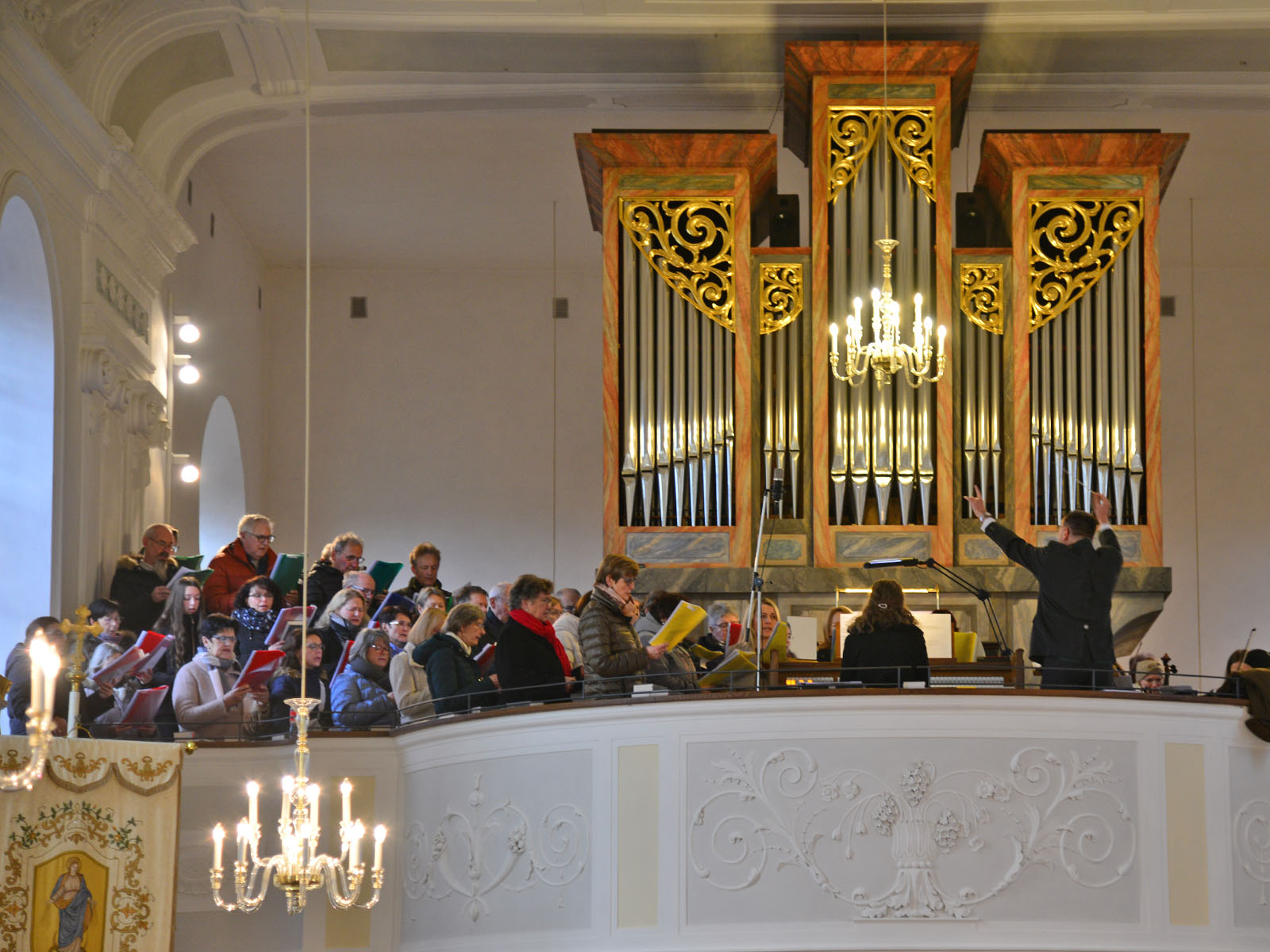 Chor, Orchester und Orgel ließen die Ulrichsmesse von Pfarrer Dr. Michael Kinzl erklingen (Foto: PG Neuburg a.d. Kammel)