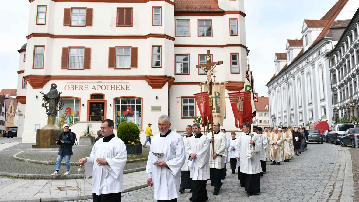 Singend und betend zogen die Mesnerinnen und Mesner vom Ulrichsdenkmal zur Basilika St. Peter in Dillingen. (Fotos: Maria Rösch / pba) 