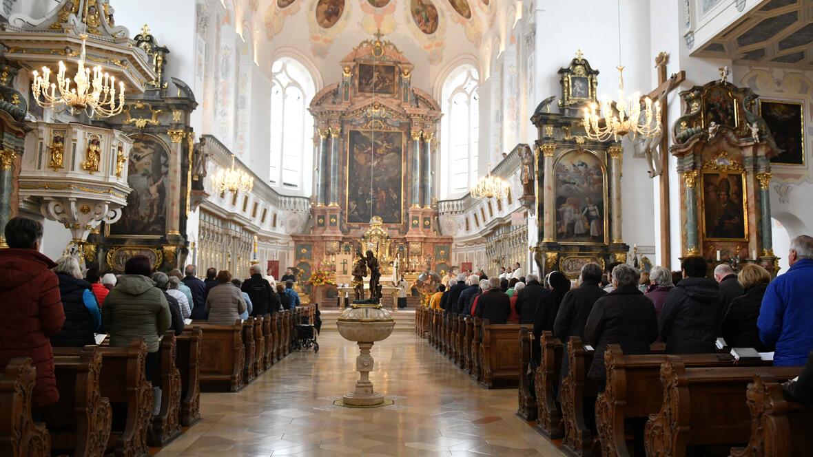 Einen feierlichen Wallfahrtsgottesdienst feierten die Mesnerinnen und Mesner im Anschluss an die Prozession in der prachtvollen Basilika St. Peter (Foto: Maria Rösch / pba)  