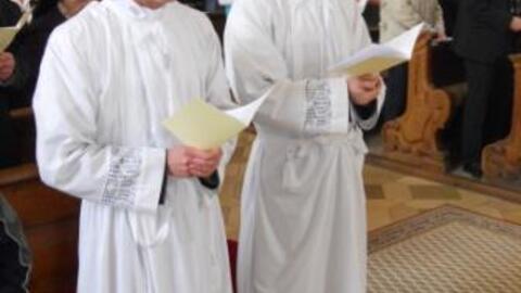 Die beiden Weihekandidaten Konrad Maria Bestle und Tobias Brantl zu Beginn des Gottesdienstes anlässlich ihrer Diakonenweihe.
