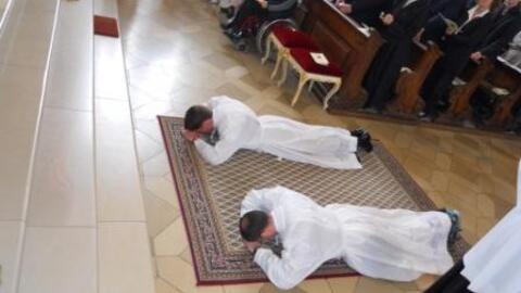 Die Kandidaten liegen als Zeichen der Demut während der Allerheiligen-Litanei vor dem Altar.