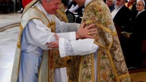 Zum Abschluss der Weihehandlung umarmt der Weihbischof die neu geweihten Diakonen und besiegelt damit ihre Aufnahme in das neue Amt.