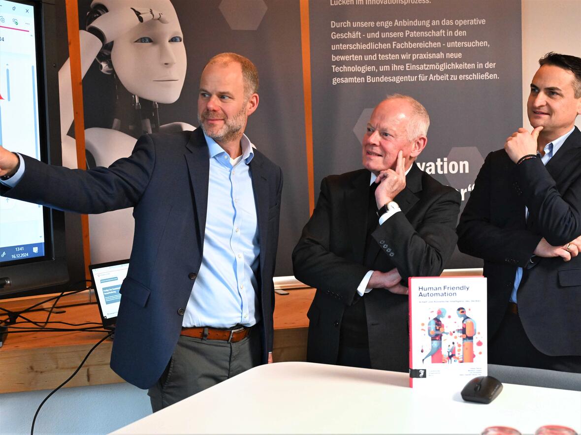 Weihbischof Dr. Dr. Anton Losinger informierte sich in Nürnberg zum Thema KI. Dr. Markus Schmitz (links),Vorsitzender der Geschäftsführung der Regionaldirektion Bayern der Bundesagentur für Arbeit, zeigte ihm und Dr. Lars Schatilow (rechts) das Innovationslabor (Foto: pba/Ulrich Bobinger).