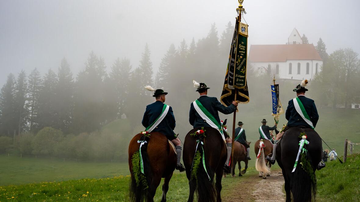 Hundert Jahre Georgiritt am Auerberg (Fotos: Julian Schmidt / pba)