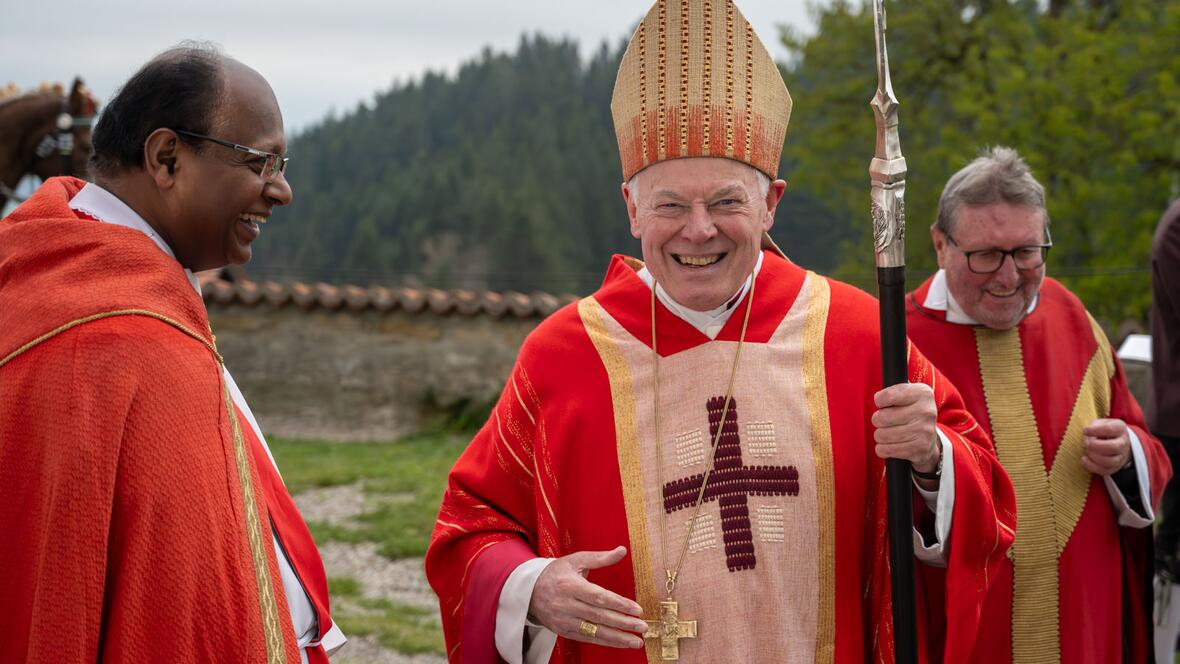 (v.l.) Pfarrer P. Sajimon Vargese MST aus der PG Stötten, Weihbischof Dr. Dr. Anton Losinger und Pfarrer Thaddäus Biernacki aus der PG Auerberg.