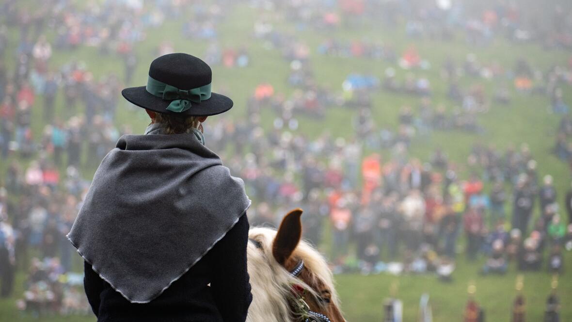 Trotz des ungünstigen Wetters hatten sich wieder zahlreiche Besucherinnen und Besucher zum Auerberg aufgemacht.
