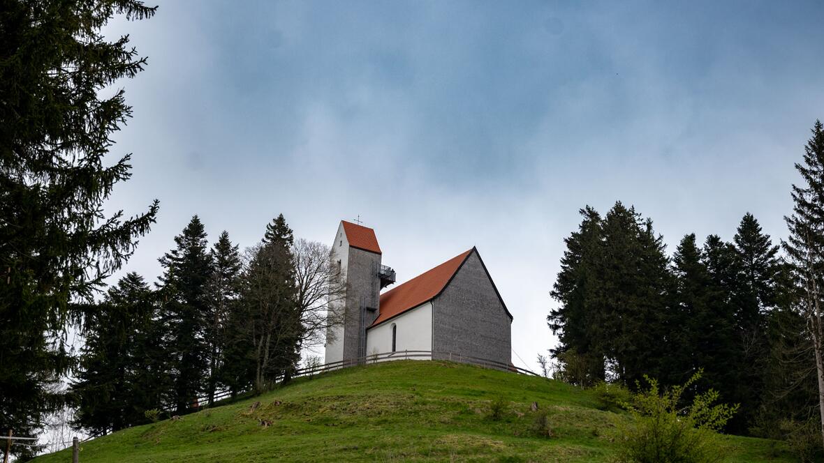 Die Kirche St. Georg auf dem Auerberg ist ein weithin sichtbares und beliebtes Wallfahrtsziel.